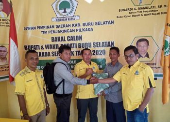 10  Balon Bupati Ambil Formulir di DPD II Partai Golkar Bursel.