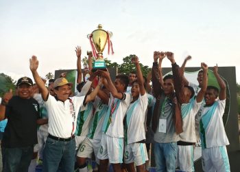 Sekda Bursel  Tutup Turnamen Sepak Bola Champion Pemuda Wamsisi Cup.