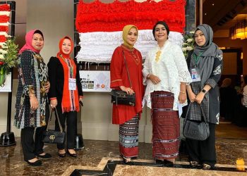 Widya Murad Mempopulerkan Tenun Ikat Asal Kepulauan Tanimbar dan Maluku Barat Daya