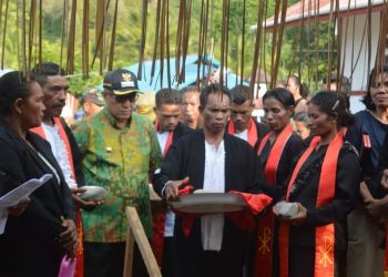 Bupati Bursel dan Sekertaris Sinode GPM Lakukan Peletakan Batu Penjuru Pembangunan Gedung Gereja Elim Mngeswaen