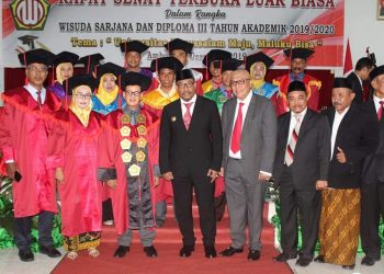 Wisuda Sarjana & Diploma III Tahun Akademik 2019/2020 di Universitas Darussalam Ambon
