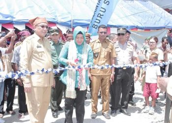 Bupati Bursel Lantik Selfina Solissa Sebagai Penjabat Desa Wafrain