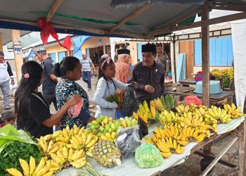 Sekda Bursel Berikan Perhatian khusus Bagi Pedagang Komunitas Adat