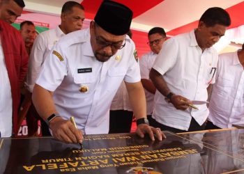 GUBERNUR RESMIKAN PROYEK PEMERINTAH DAN BERIKAN SEJUMLAH PAKET BANTUAN KE MASYARAKAT