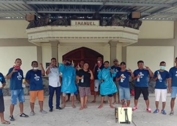 Cegah Covid -19, PS Wadah Pelayanan Laki-Laki Waekam Semprot Desinfektan Di Rumah Warga