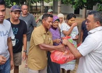 Ramli Umasugi, Bupati Buru Bagikan 6.000 Paket Sembako kepada Warga