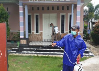 Ratusan Rumah Warga Di Desa Lektama dan Fatmite Bursel, Disemprot Cairan Disinfektan Oleh Tim Gustu