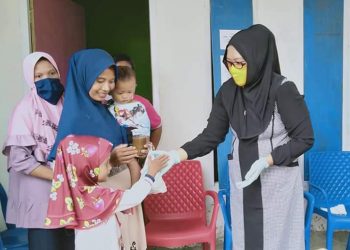 Dukung Program Pemerintah Cegah COVID-19, PKK dan DWP Bursel Bagikan Masker Gratis ke Masyarakat