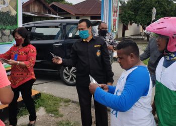 Cegah COVID-19, BNNK dan Granat Bursel Bagikan Masker Kepada Masyarakat di Pusat Kota Namrole