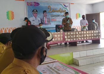 Bupati Bursel Launcing Penyaluran BLT DD Kepada Masyarakat Di Kecamatan Waesama, Ini Pesannya