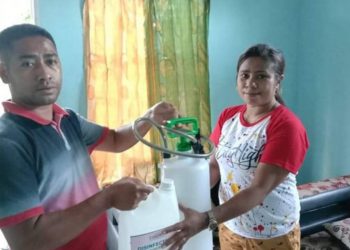 Mencegah Penyebaran Covid-19, Legislator Bursel, Metusalak Liligoly Salurkan APD Bagi Masyarakat