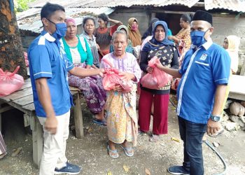 DPD PAN Bursel Salurkan 120 Paket Sembako Kepada Para Janda, Anak Yatim Dan Lansia