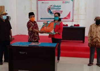 Program Berkah Ramadan, BNI Namrole Salurkan 75 Paket Sembako Untuk Warga Bursel