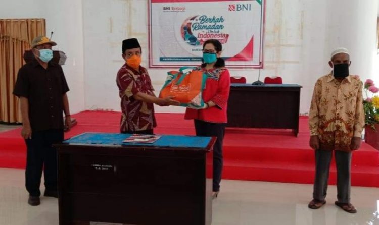 Program Berkah Ramadan, BNI Namrole Salurkan 75 Paket Sembako Untuk Warga Bursel