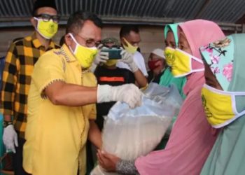 Ketua Golkar Maluku Dan Pengurus Bagi 8 Ton Beras kepada Warga Terdampak Covid-19