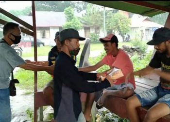 Peduli Kasih Ditengah Pandemi Covid-19, Jurnalis Bursel Bagi Nasi Kotak Kepada Masyarakat Dipusat Kota Namrole