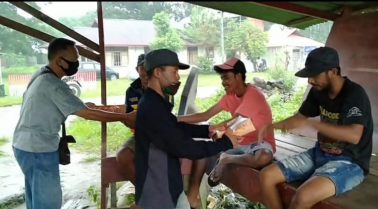 Peduli Kasih Ditengah Pandemi Covid-19, Jurnalis Bursel Bagi Nasi Kotak Kepada Masyarakat Dipusat Kota Namrole