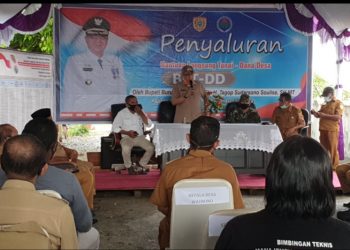 Bupati Bursel Salurkan BLT Dana Desa di Kecamatan Namrole