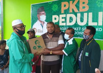 DPC PKB Bursel Bagikan 400 Paket Sembako Pemberian Cak Imin Kepada Warga