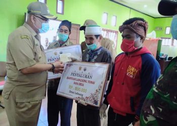 Bupati Bursel Salurkan 201 BLT Kepada Warga Di Desa Labuang, Kecamatan Namrole, Ini Pesannya
