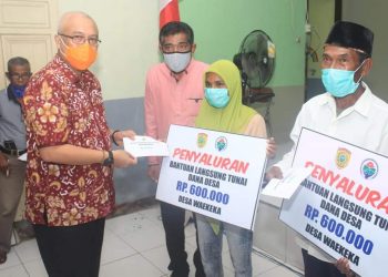 Bupati Bursel Serahkan BLT Enam Desa Di Kecamatan Kepala Madan, Ini harapannya