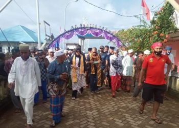 Tokoh Adat Bersama Tokoh Agama Se-Kecamatan Ambalau Gelar Prosesi Adat Dukung SMS-GES