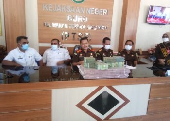 Kejari Buru Serahkan Uang Pengembalian Hasil Korupsi Mantan Sekda Buru Sebesar Rp. 2,216 Miliar