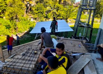 Babinsa Sertu Agus Salim Bersama Masyarakat Lakukan Pengecoran Tangga Mesjid Jamii Baitul Rahman