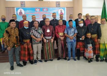 Tagop Dapat Gelar Daeng Perani, Safitri Dapat Gelar Tenri Upe Dari KKSS Bursel