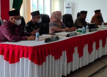 Safitri- Gerson Hadiri Paripurna Penyerahan Memori Serah Terima Jabatan Di DPRD Bursel