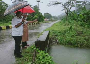 Program 100 Hari kerja, Safitri – Gerson  Tinjau Pekerjaan Drainase Di Pusat Kota Namrole