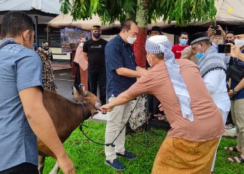 Pers SPN Polda Maluku Berbagi Hewan Kurban Di Masjid Al Iqro
