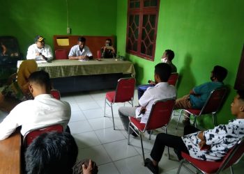 Babinsa Monitoring Pembagian Bansos di Desa