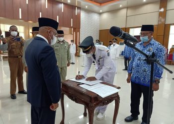 Bupati Buru Lantik 6 Camat, 28 Kepsek