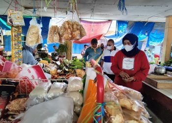 Safitri – Gerson Tinjau Pasar Namrole Dan Berdialog Dengan Pedagang