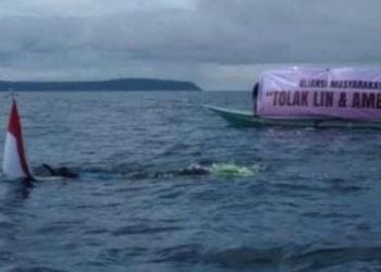 Warga Menolak LIN Dan Ambon New Port Dengan Berenang Sejauh 3 Km