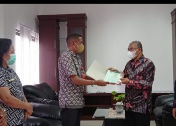 Pemkab Bursel Terima Tiga Sertifikat Tanah dari BPN