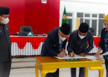 Pemkab Bursel Bersama DPRD Tandatangani APBD Perubahan 2021