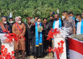 Bupati Bursel Melakukan Peletakan Batu Pertama Pembanguna Gereja Pusat Protestan dan Katolik