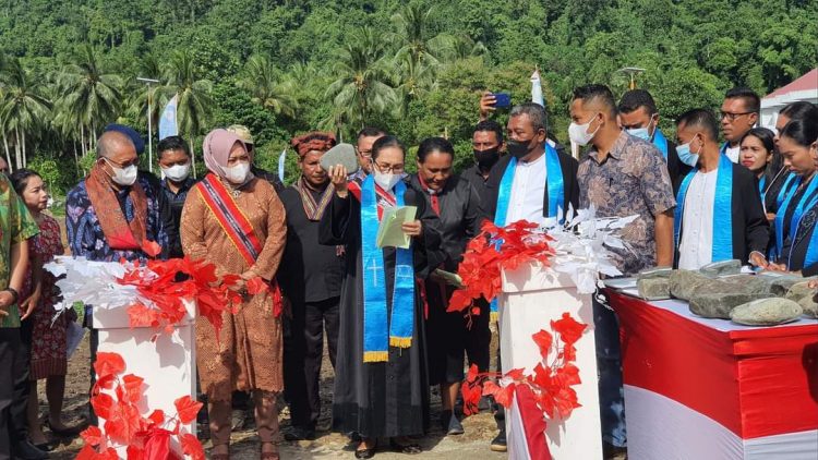 Bupati Bursel Melakukan Peletakan Batu Pertama Pembanguna Gereja Pusat Protestan dan Katolik