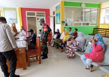 Babinsa Monitoring Vaksin di Puskesmas Ilath