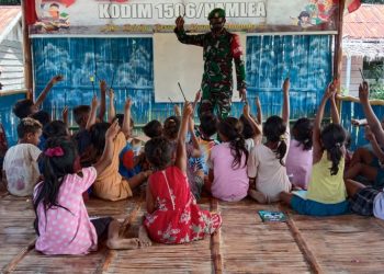 Babinsa Airbuaya Ajarkan Pendidikan Pancasila dan UUD 45 Kepada Siswa SD