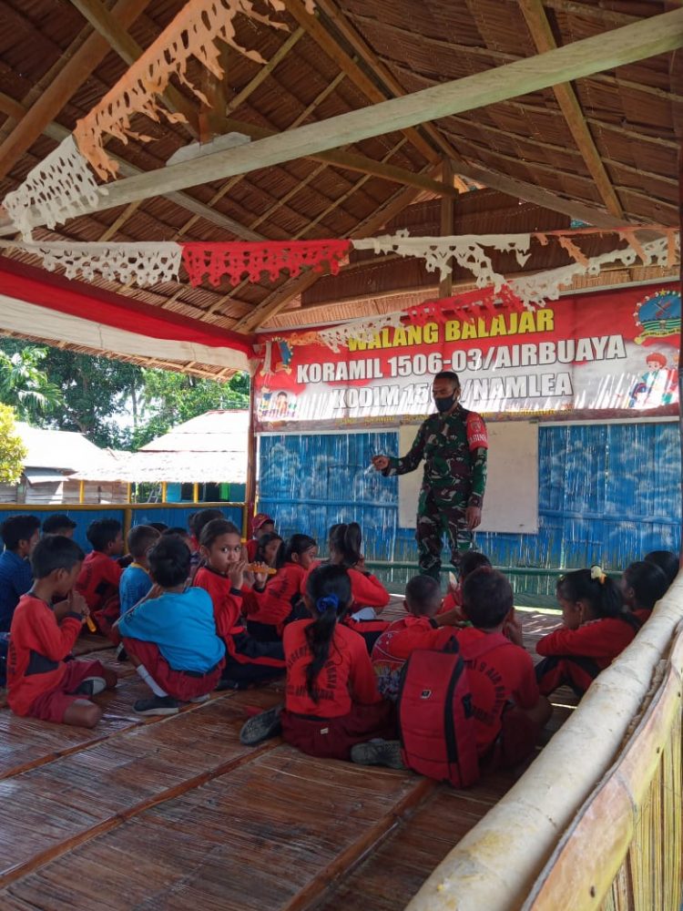 Babinsa Di Buru Kenalkan Nilai Pancadila Kepada Anak SD