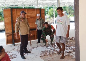 Babinsa Bersama Warga Waplau Kerja Bhakti di Mesjid An Nur