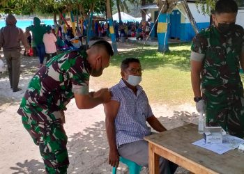 Vaksinasi Covid di Pantai Pasir Putih