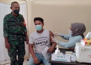 Warga Namlea Datangi Puskesmas Untuk Minta Divaksin