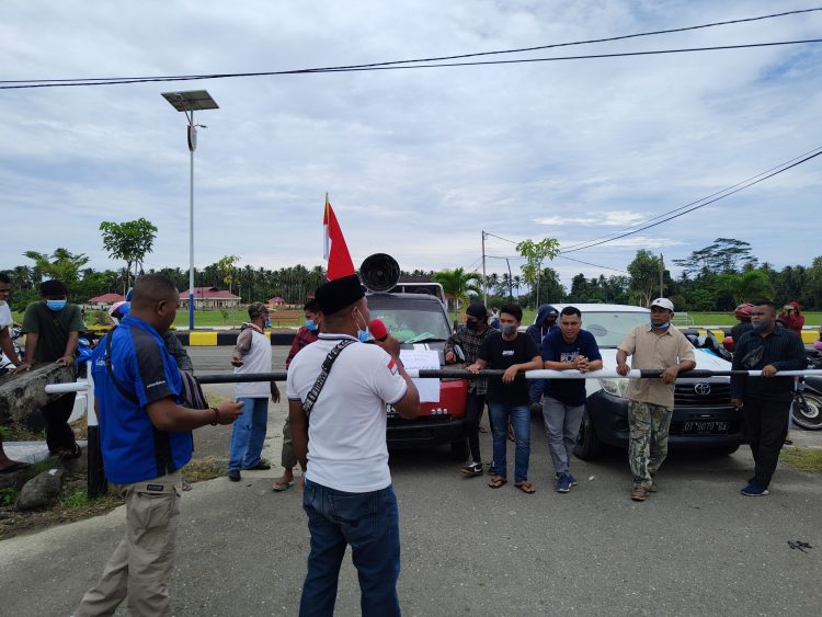 Pedagang Kecil Di Bursel Minta Bupati Copot Hamis Souwakil dari Kadis Perindag