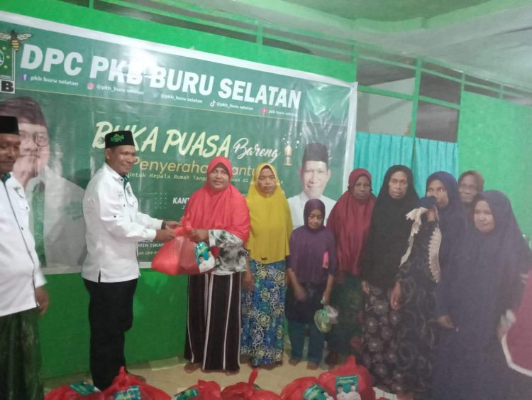 PKB Bursel Bagi Sembako Untuk Janda di Namrole