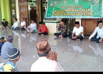Dua Wakil Ketua DPRD Buru Santuni 100 Anak Yatim di Kota Namlea