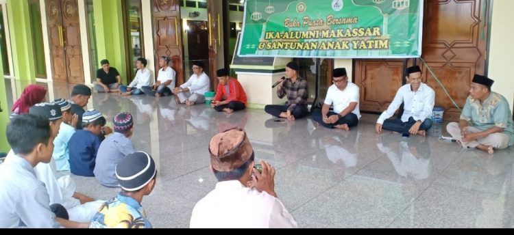 Dua Wakil Ketua DPRD Buru Santuni 100 Anak Yatim di Kota Namlea